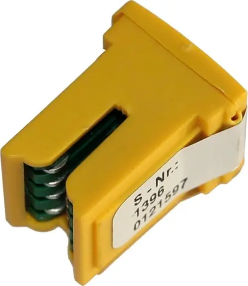 Parameterstecker in Gelb, mit metallischen Kontakten, für den Einsatz in Wolf HE-Pumpen, zur Einstellung von spezifischen Betriebsparametern.